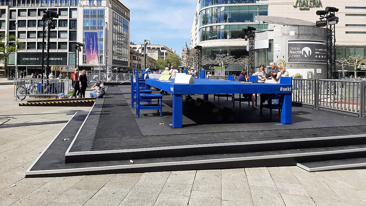 Stadtsynodalrat "deckt" den großen blauen Tisch